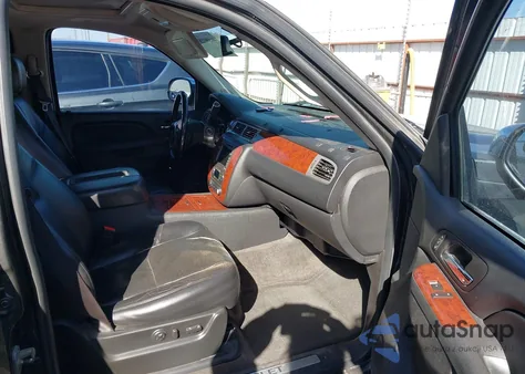 2010 Chevrolet Suburban 1500 Ltz z USA, uszkodzony, nr VIN 1GNUCKE03AR197361